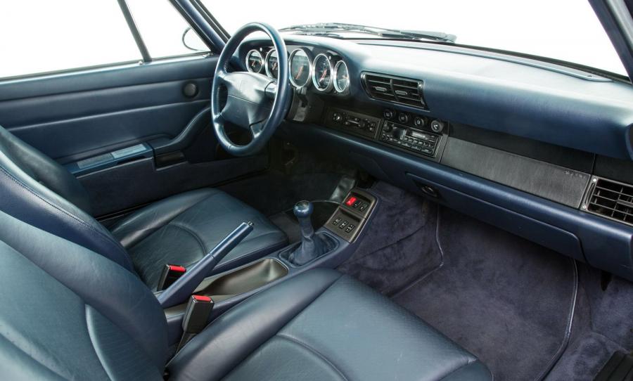 Интерьер Porsche 911 Carrera 3.6 Coupe 1993 года  (фото 1 из 29)